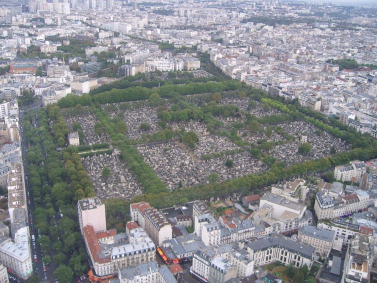 Les cimetières sont aussi des lieux de vie 2 Le cimetière du Montparnasse à Paris vu du haut de la tour Montparnasse