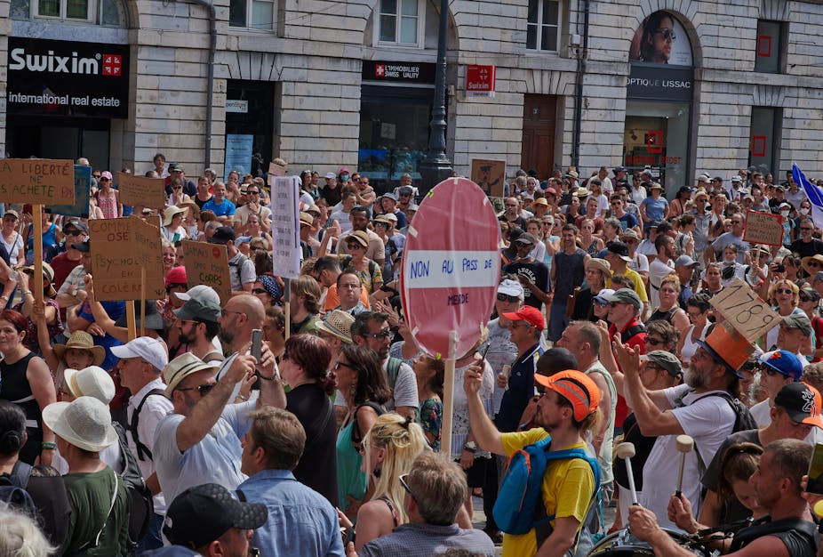 Des manifestant contre le passe sanitaire à Besançon le 14 août 2021