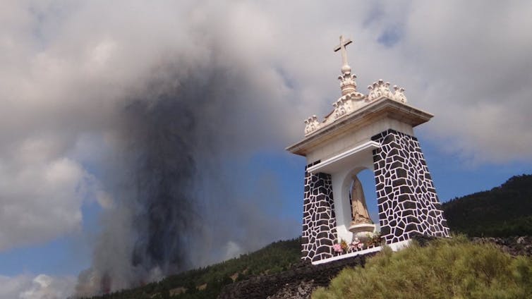 Monumento á virxe de Fátima nas inmediacións da erupción da Palma. Fonte: IGME-CSIC.