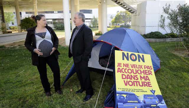 Une femme enceinte discute avec le maire de la Seyne-sur-Mer, Marc Vuillemot, en 2012, devant une maternité menacée de fermeture.