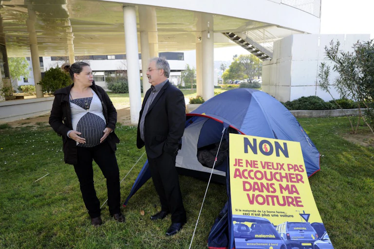 Une femme enceinte discute avec le maire de la Seyne-sur-Mer, Marc Vuillemot, en 2012, devant une maternité menacée de fermeture.