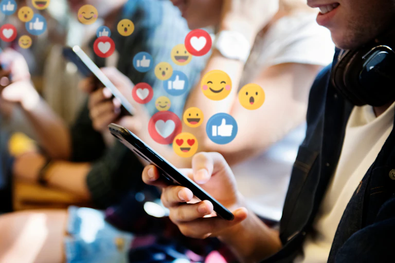 Des personnes regardent leur téléphone cellulaire