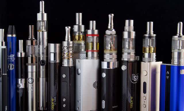 Assortiment de nombreux types de cigarettes électroniques.
