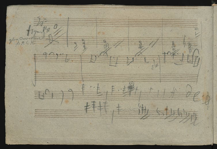 Trozo de papel con notas musicales anotadas.