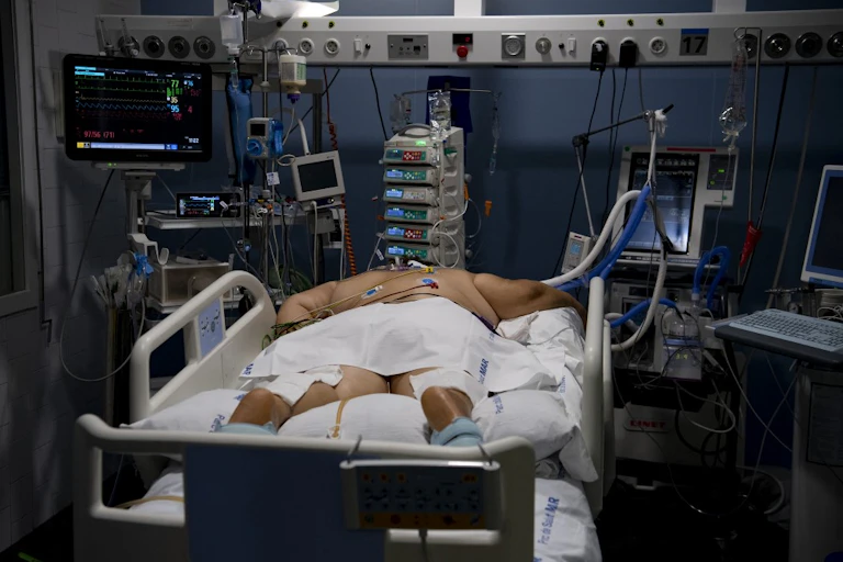 Un homme obèse atteint de la Covid est placé en réanimation.