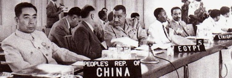 Pilier de l’influence de la Chine dans le monde musulman au milieu du XXᵉ siècle, Muhammad Ma Jian était l’interprète de Zhou Enlai (ici au premier plan) durant la conférence de Bandung. Avril 1955. Black Left Unity