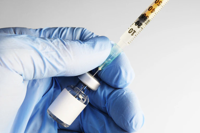 Fiole avec seringue préparée pour une injection.