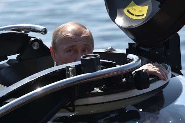 Vladimir Poutine entrant dans un sous-marin