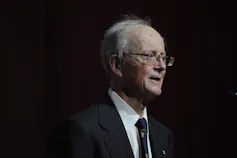 Norm Webster dans un habit foncé