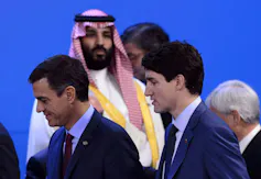 le prince héritier d’Arabie saoudite Mohammed Bin Salman regarde Justin Trudeau