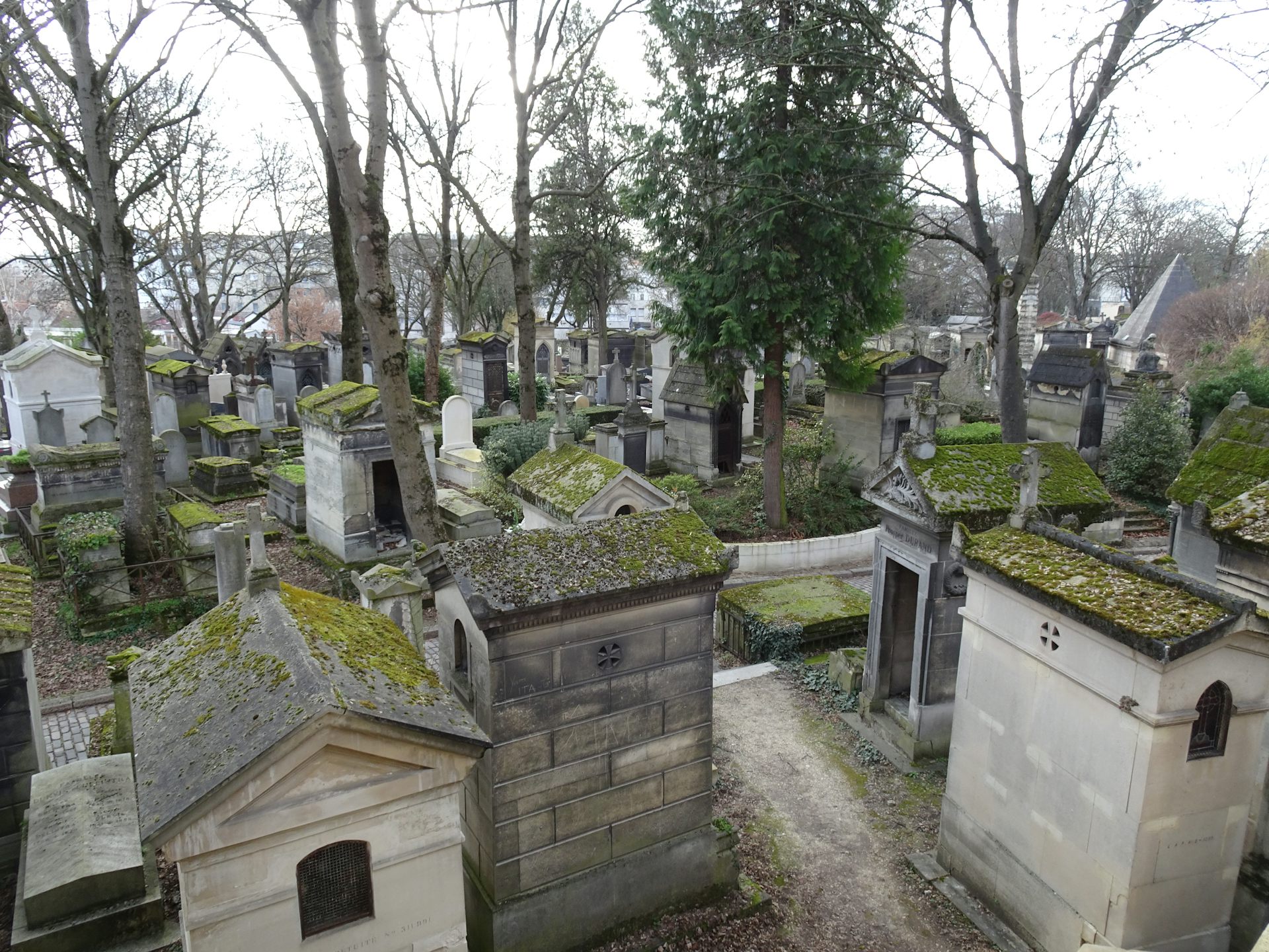 Paysage funéraire « ‘urbanisé’ » du cimetière du Père-Lachaise à Paris, février 2021
