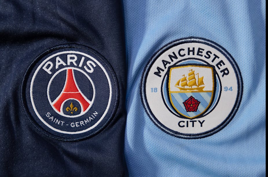Ecussons-logos du PSG et de Manchester city sur les maillots des deux clubs.