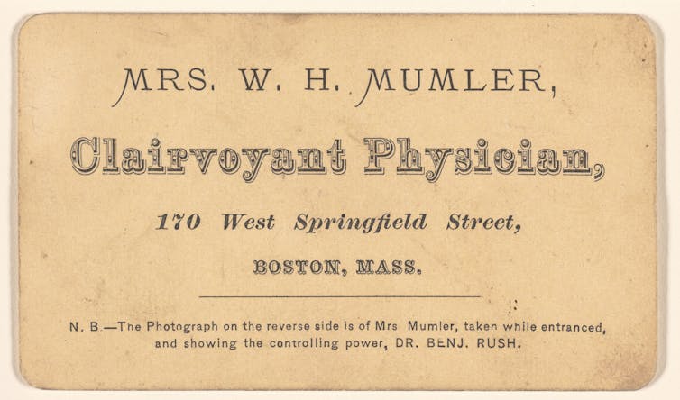 Carte professionnelle comportant l’inscription « Mme W.H. Mumler, médecin voyante » et indiquant qu’une image au recto montre Mme Mumler en transe…