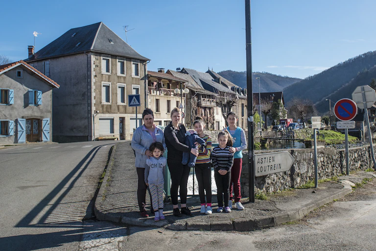 Deux mères de famille albanaise et leurs enfants dans un village d’Ariège, février 2020.