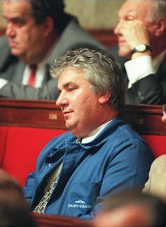 Le député communiste français Patrice Carvahlo se présente à l’ouverture du nouveau parlement dirigé par les socialistes en bleu de travail, le 12 juin 1997 à Paris