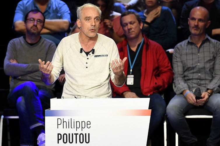 Philippe Poutou candidat pour le NPA lors d’un débat télévisé, sans cravate ni veste...