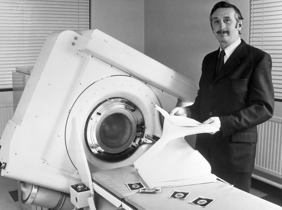 Hounsfield next to early model of CT scanner