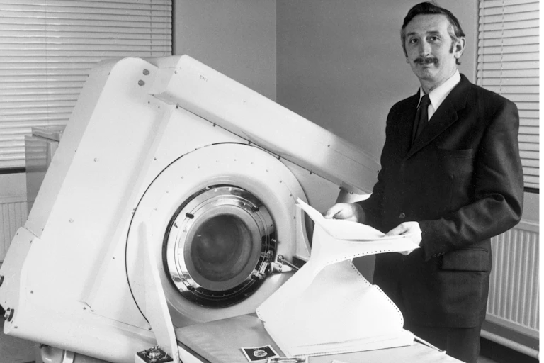 Hounsfield next to early model of CT scanner