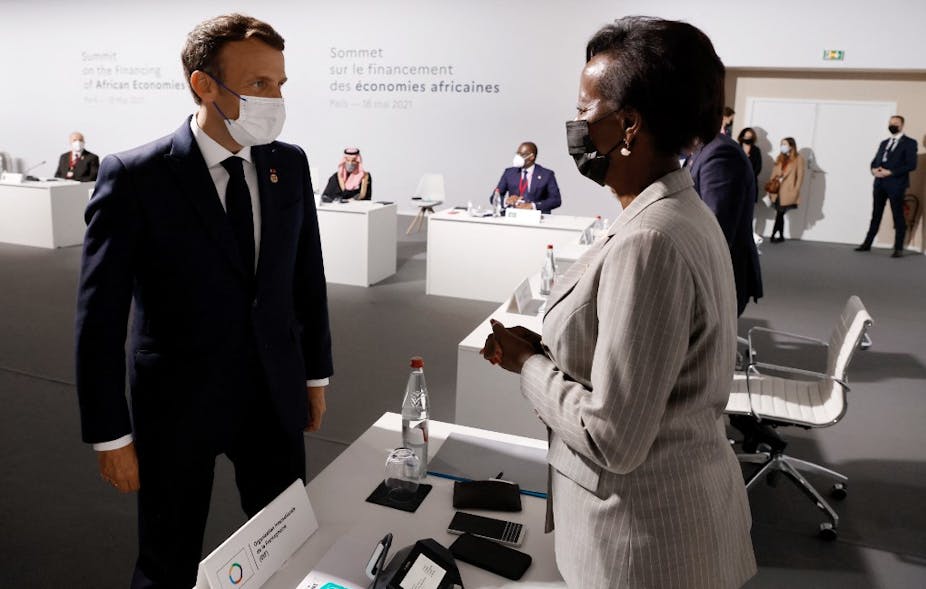 Emmanuel Macron fait face à Louise Mushikiwabo dans une salle de conférence.