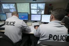 Deux policiers travaillent sur des ordinateurs
