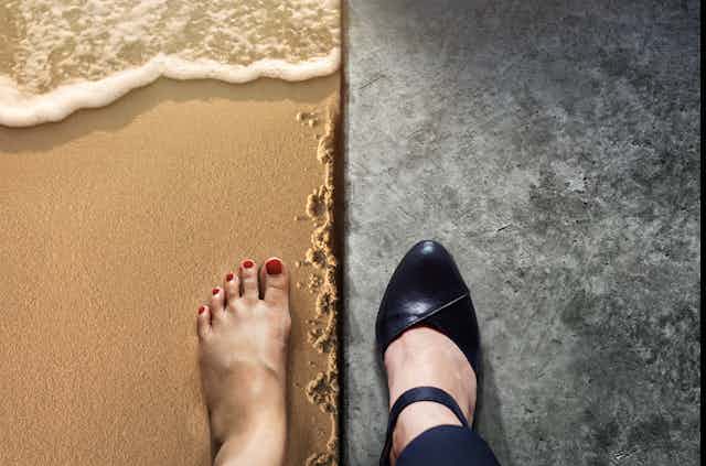 Un pied dans le sable, un pied dans un soulier chic