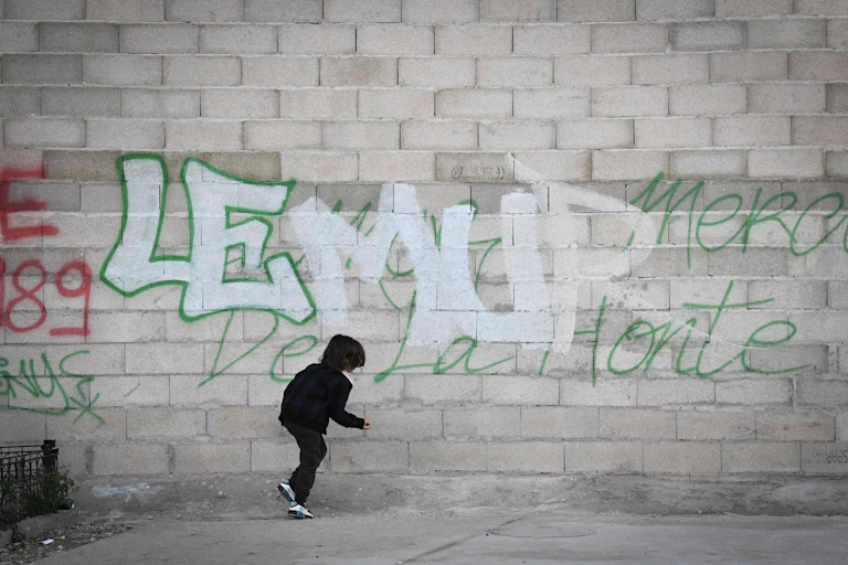 Un mur portant un tag « le mur de la honte »