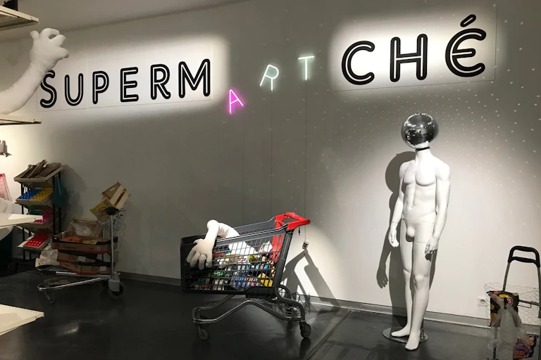 Une photographie de l'exposition SupermARTché de Chloé Ruchon,à Espace culture de l'Université de Lille 2021.