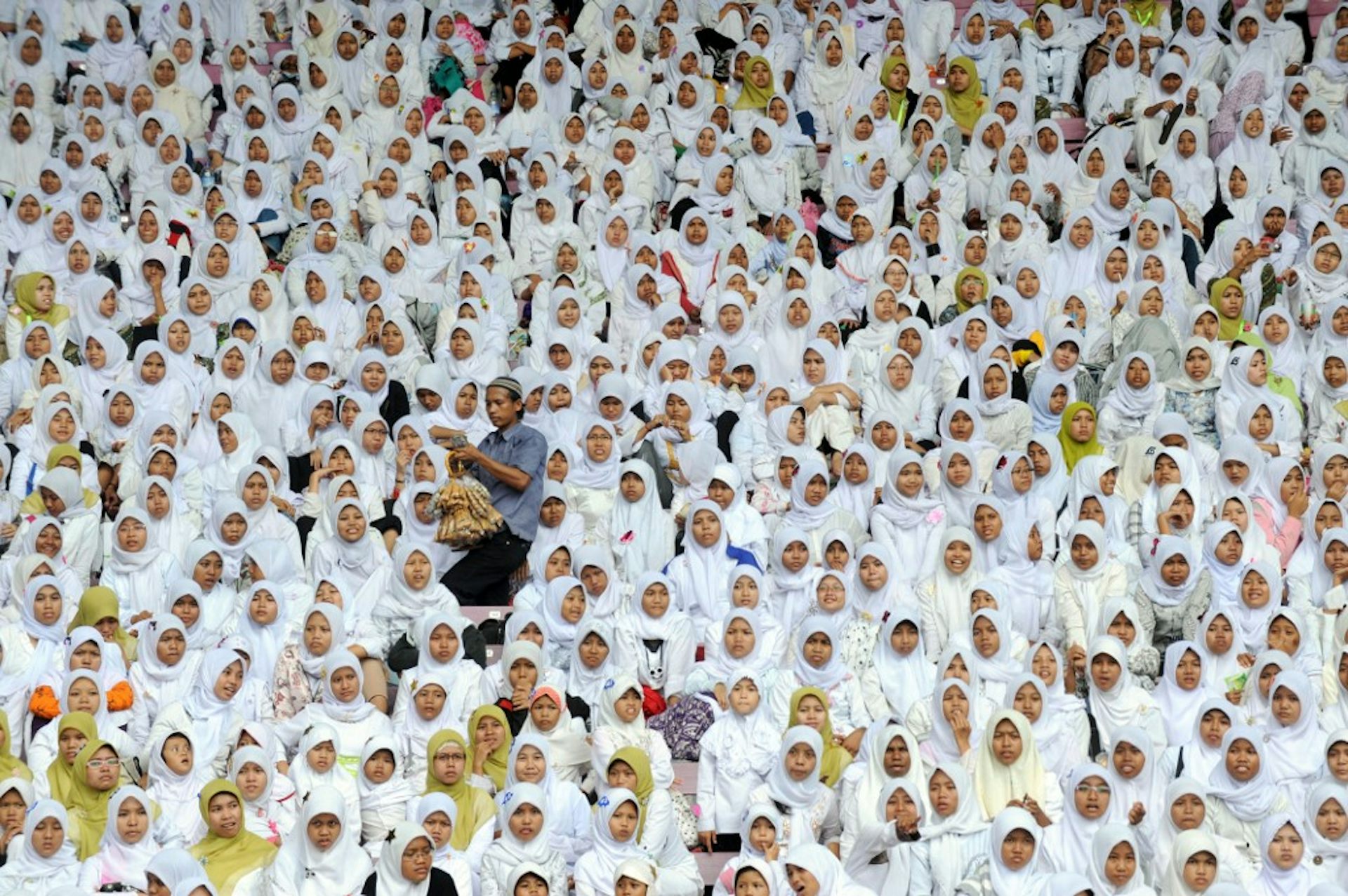 Foule de femmes voilées en blanc.