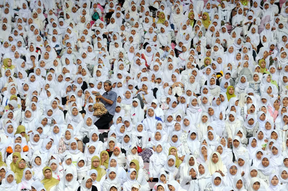 Foule de femmes voilées en blanc.
