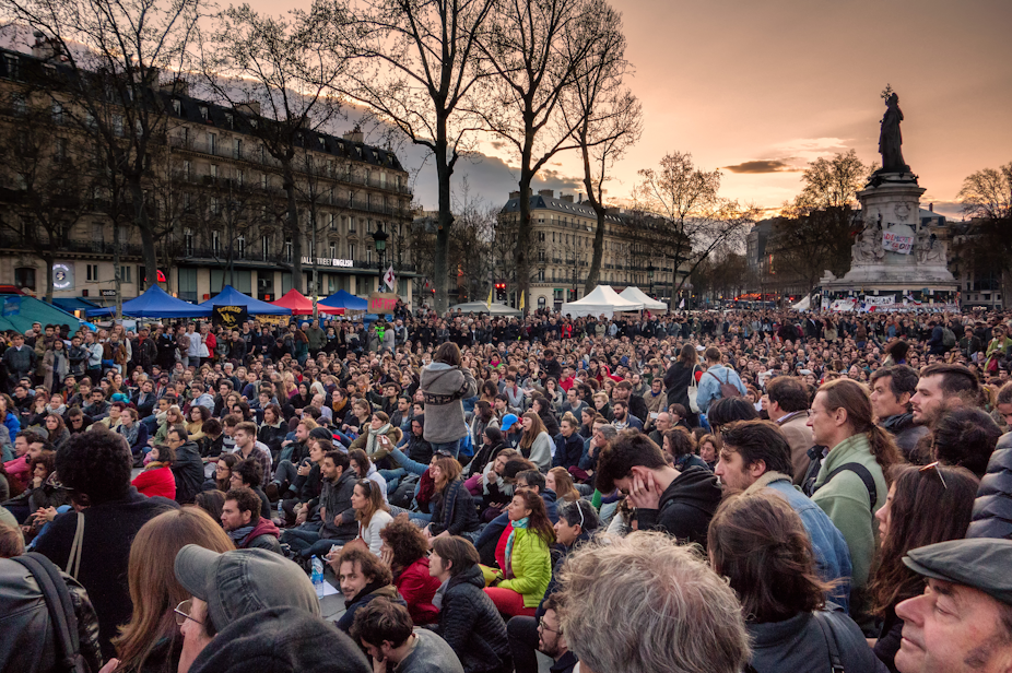 Des centaines de personnes sont réunies en assemblée générale sur la place de la République à Paris.