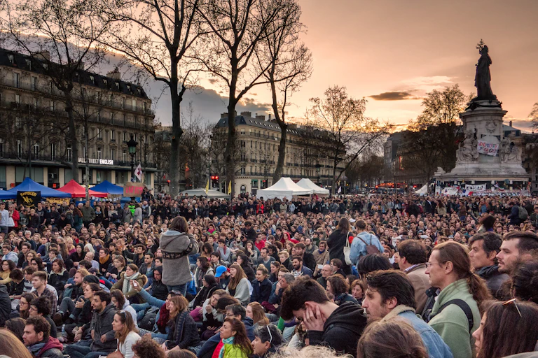 Des centaines de personnes sont réunies en assemblée générale sur la place de la République à Paris.