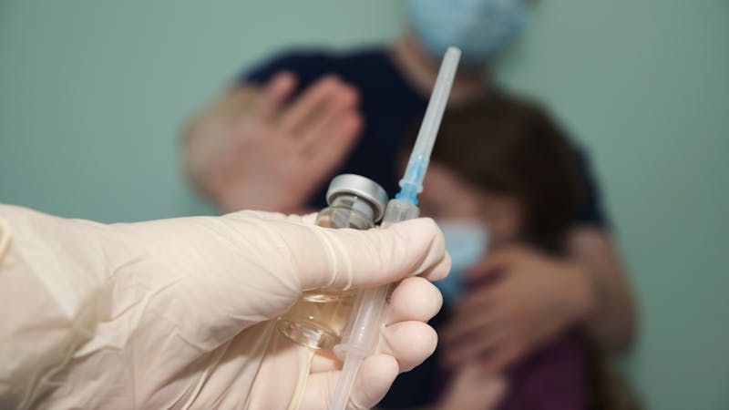 Qué responder a quienes todavía dudan si vacunarse contra la covid-19