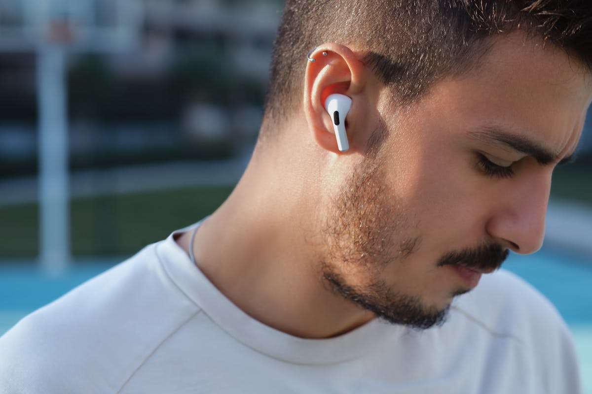 Don't Wear Earphones All Day – Your Ears Need To Breathe