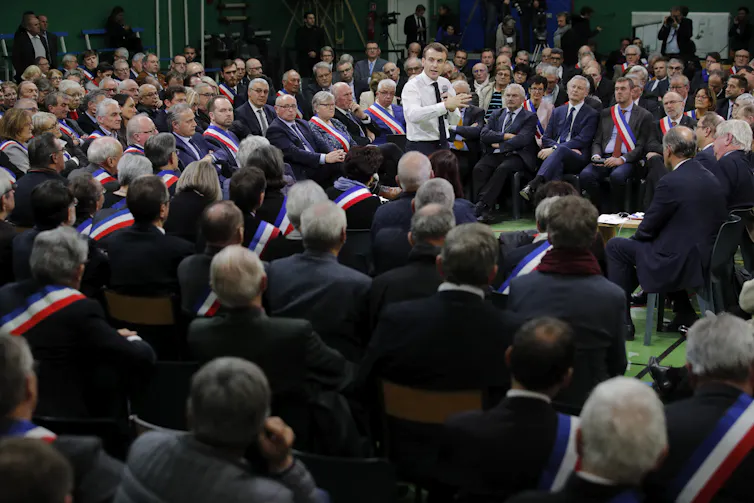 Emmanuel Macron s’exprimant face à des maires lors du Grand Débat national