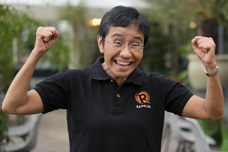 Maria Ressa célébrant sa victoire.