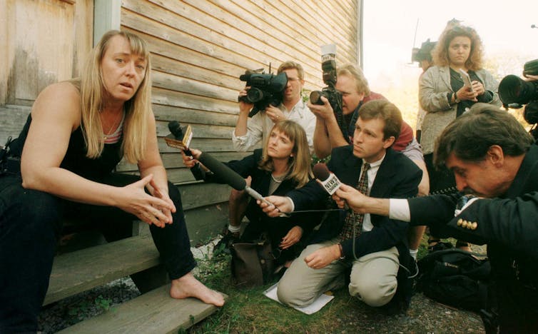 Jody Williams discutant avec des journalistes en 1997.