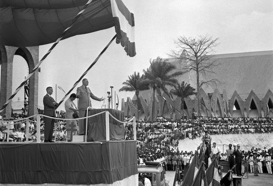 Le général Charles de Gaulle prononce un discours à Brazzaville, le 24 août 1958, où il a admis la possibilité d'une accession à l'indépendance pour les pays africains.