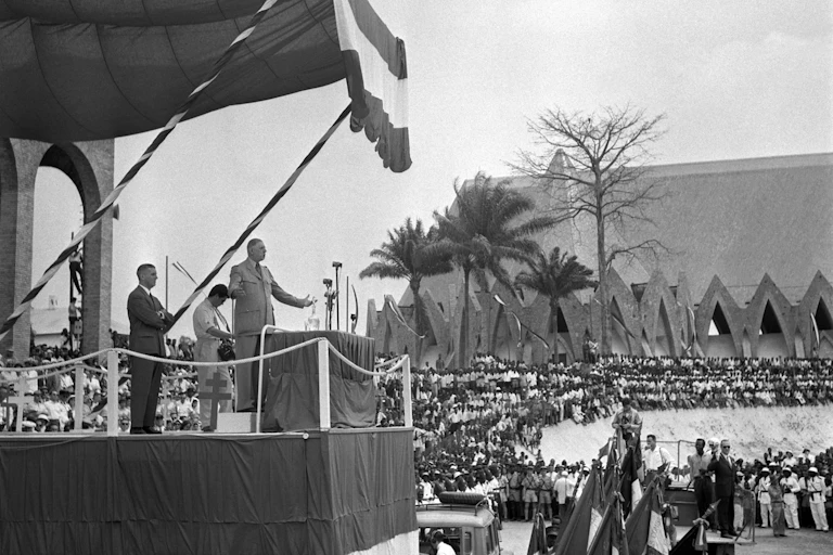Le général Charles de Gaulle prononce un discours à Brazzaville, le 24 août 1958, où il a admis la possibilité d'une accession à l'indépendance pour les pays africains.