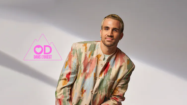 Jay Du Temple, animateur de l’émission Occupation double dans l’Ouest, pose pour la caméra dans un costume coloré