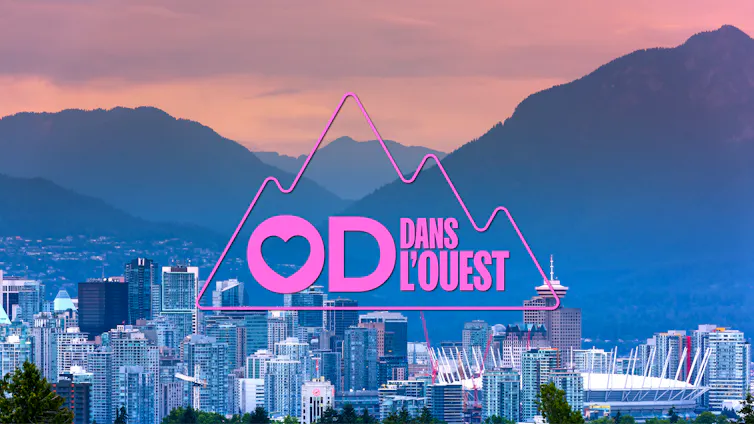 Vue de la ville de Vancouver, montagnes Rocheuses à l’arrière-plan, avec logo de l’émission Occupation double dans l’Ouest