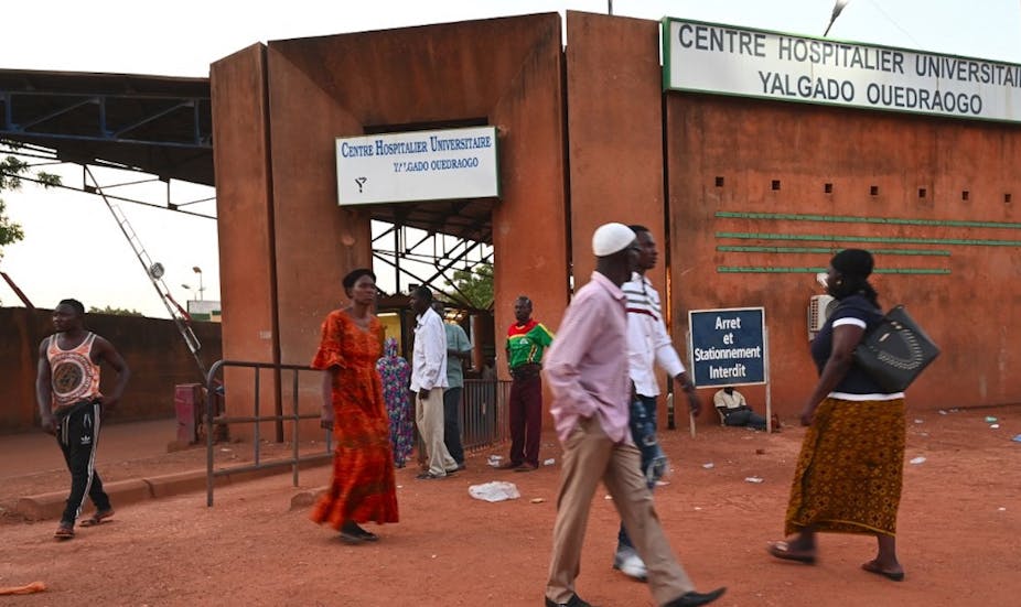 Des personnes devant un hôpital au Burkina Faso