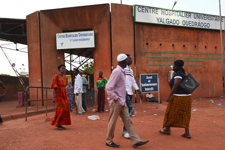 Des personnes devant un hôpital au Burkina Faso