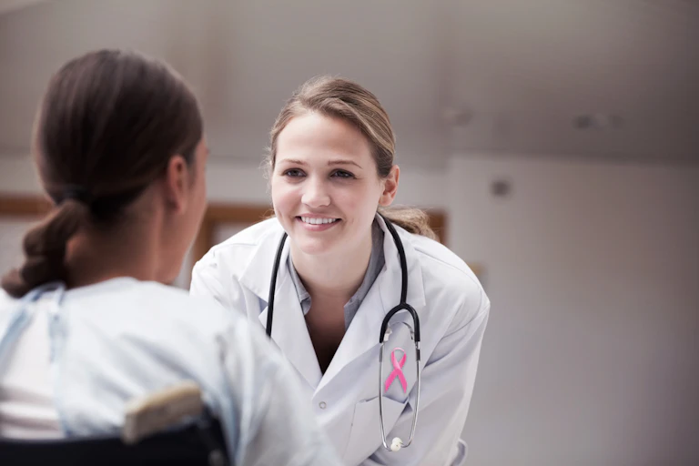 Une femme est en discussion avec son médecin.