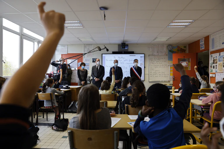 Le 2 novembre 2020, Le Premier ministre français Jean Castex et le ministre français de l'Éducation, de la Jeunesse et des Sports Jean-Michel Blanquer assistent, dans une école de Conflans Sainte-Honorine, à un hommage à Samuel Paty, professeur d'histoire assassiné .