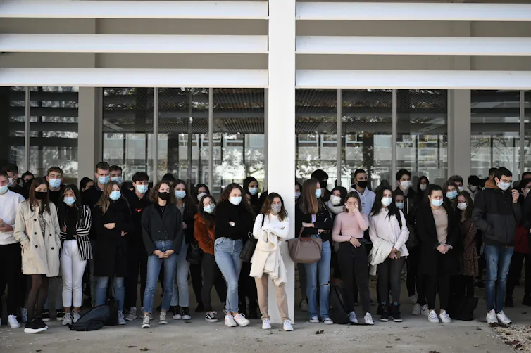 Des élèves et des enseignants du collège Aragon de Muret, le 02 novembre 2020, rassemblés pour rendre hommage à Samuel Paty