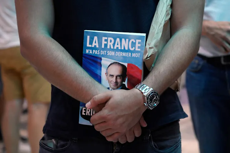 Un simpatizante sostiene un ejemplar del libro de Zemmour, 'Francia no ha dicho su última palabra' en Toulon, el 17 de septiembre de 2021