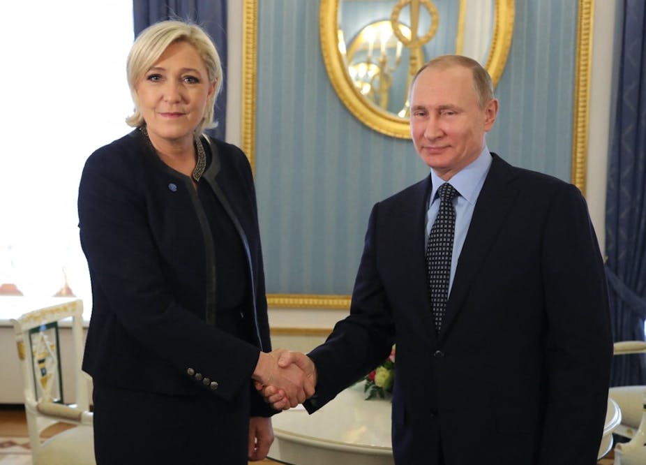 Marine Le Pen serrant la main de Vladimir Poutine