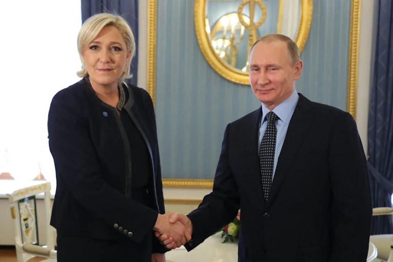 Marine Le Pen serrant la main de Vladimir Poutine