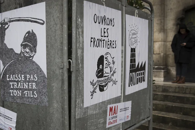 Des affiches avec des caricatures du président américain Donald Trump sur des panneaux électoraux lors de la 45ᵉ édition du Festival international de la bande dessinée d’Angoulême, à Angoulême en 2018