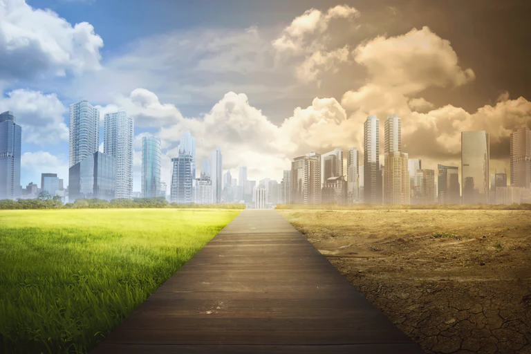 Un chemin en bois traverse une image de grattes-ciel